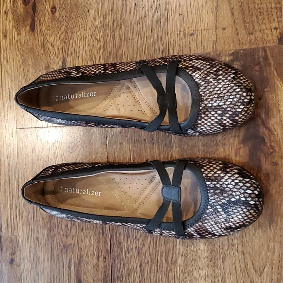 Womens Naturalizer snakeskin ballet flats are a size 8.5 - Picture 1 of 5